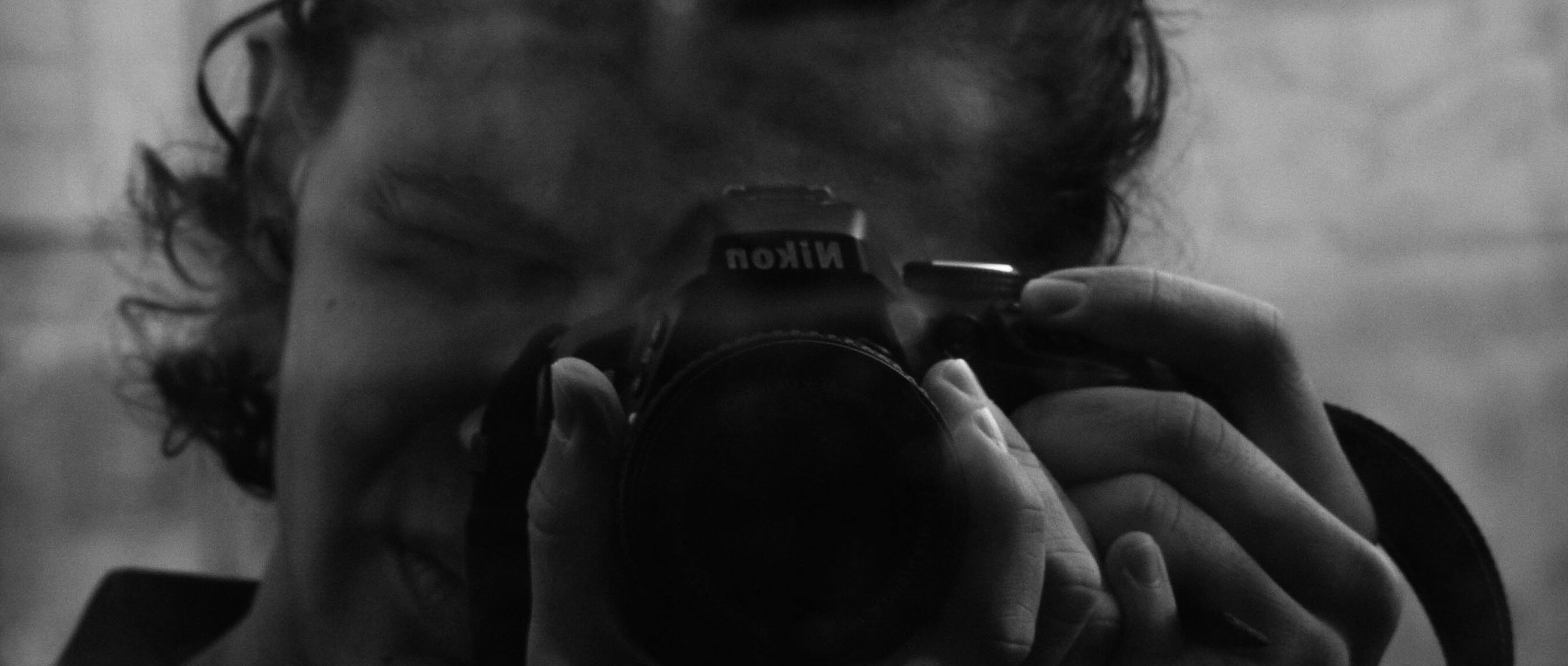 Fotograf s fotoaparatom u rukama.