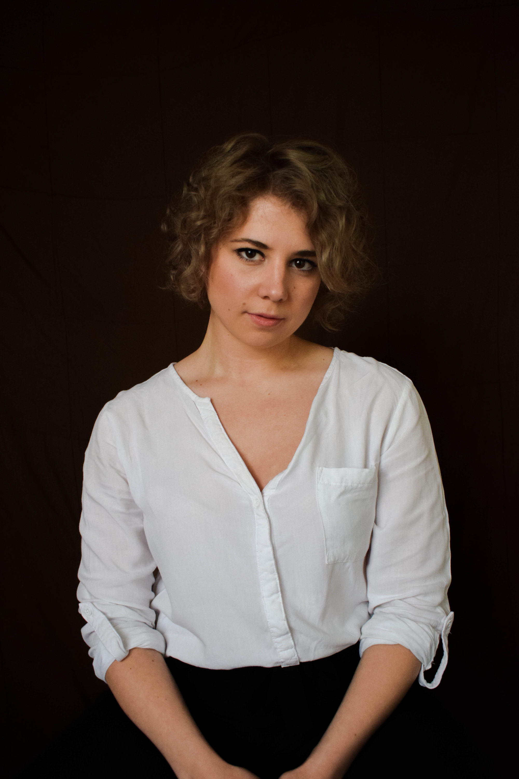 Portret žene u bijeloj košulji