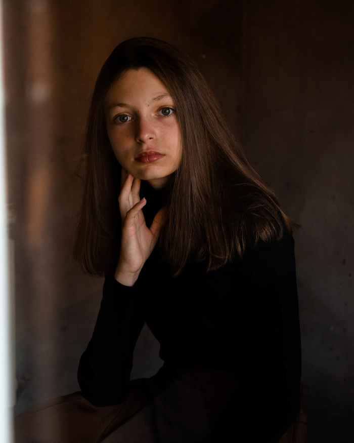 Portret žene u smeđoj pozadini