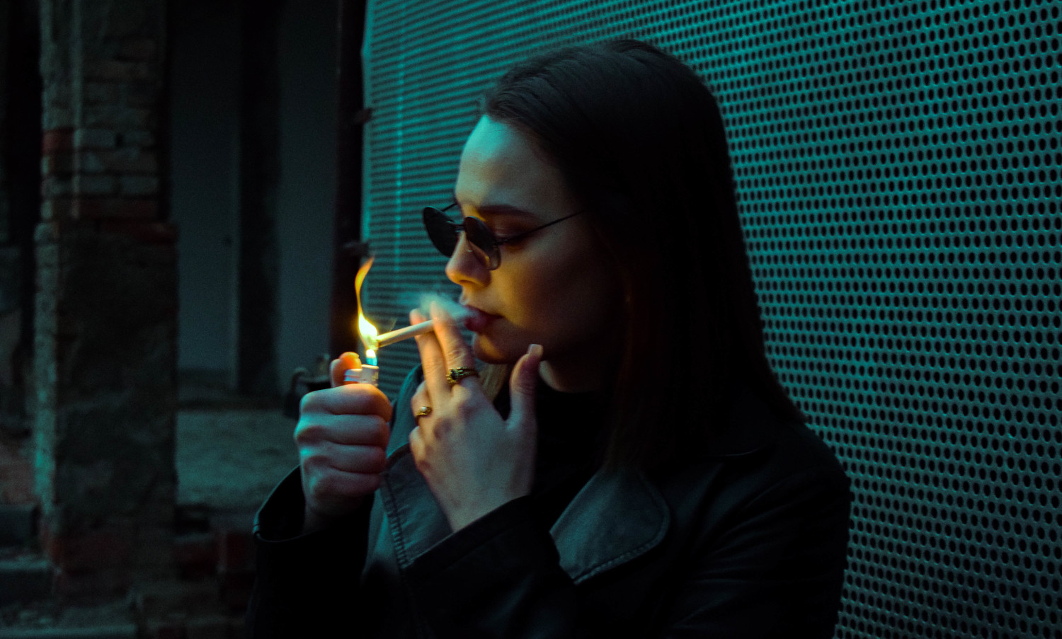 Žena pali cigaretu