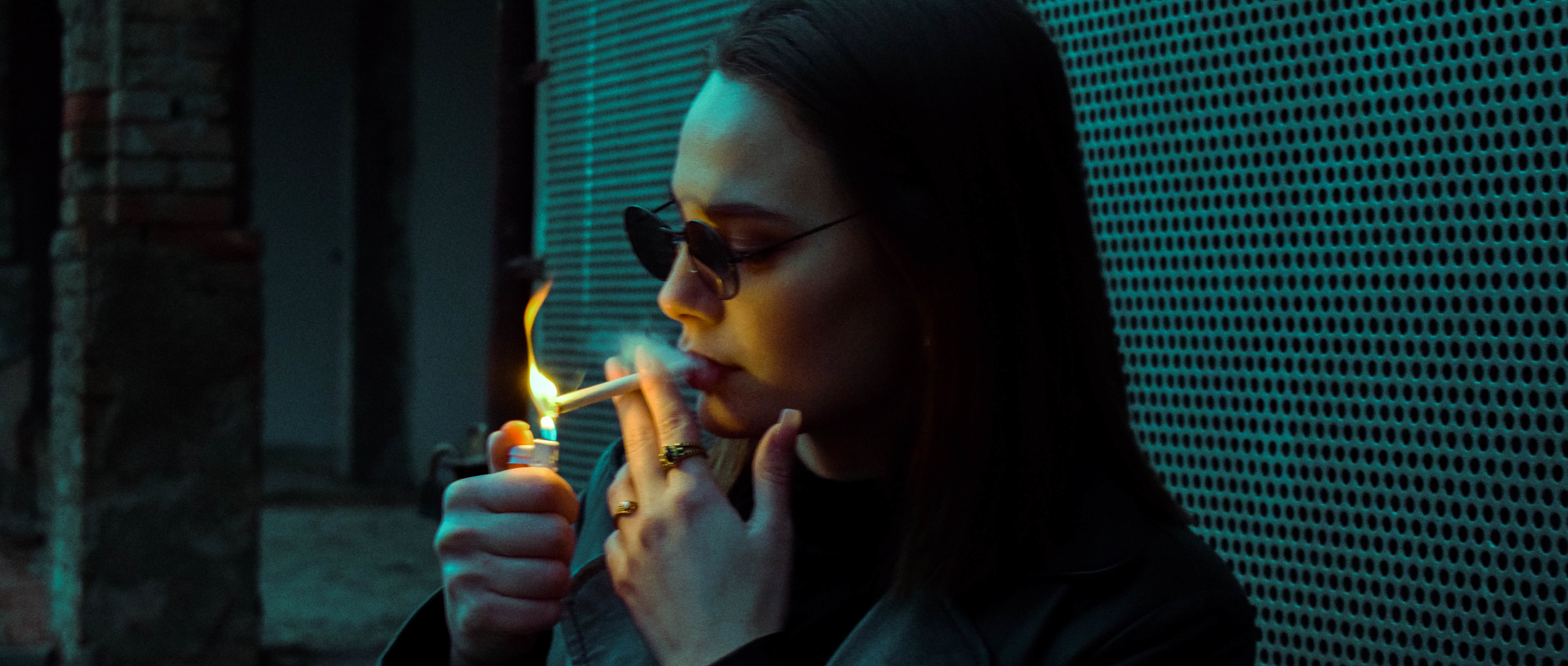 Žena pali cigaretu